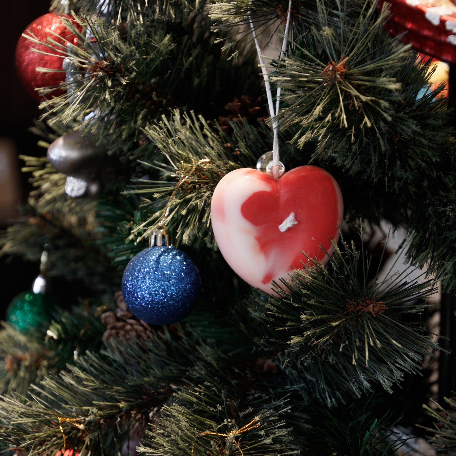 Christmas Ornament Candle – GENERAL FURNISHINGS & CO.